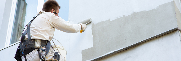 builderalpinist peint facade du batiment dans couleur claire