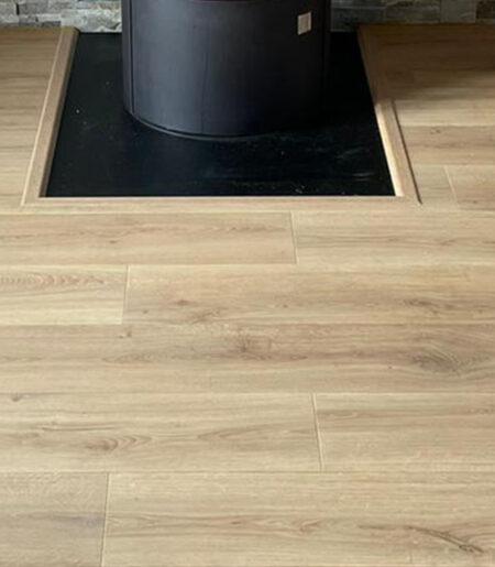 passage du carrelage à un parquet stratifié posé en flottant avec poele a bois