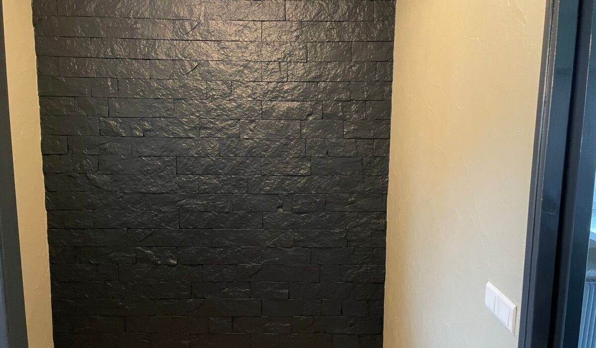 mur peint gris anthracite de face