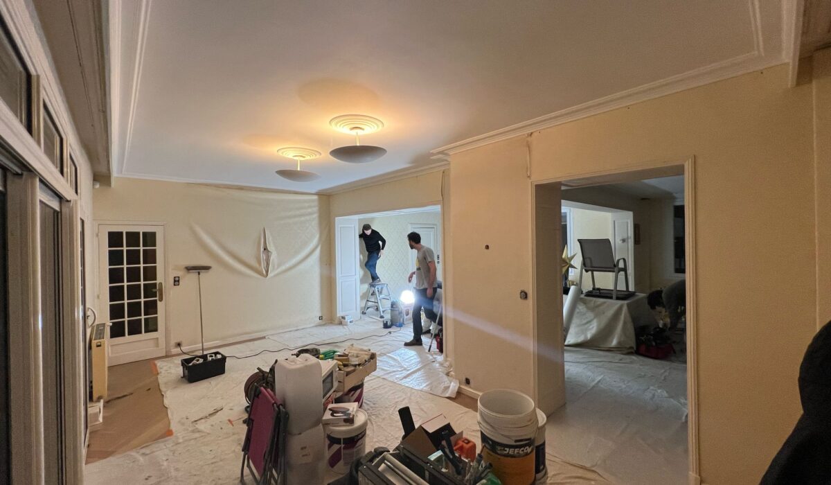 equipe mestre peinture renovant maison ancienne