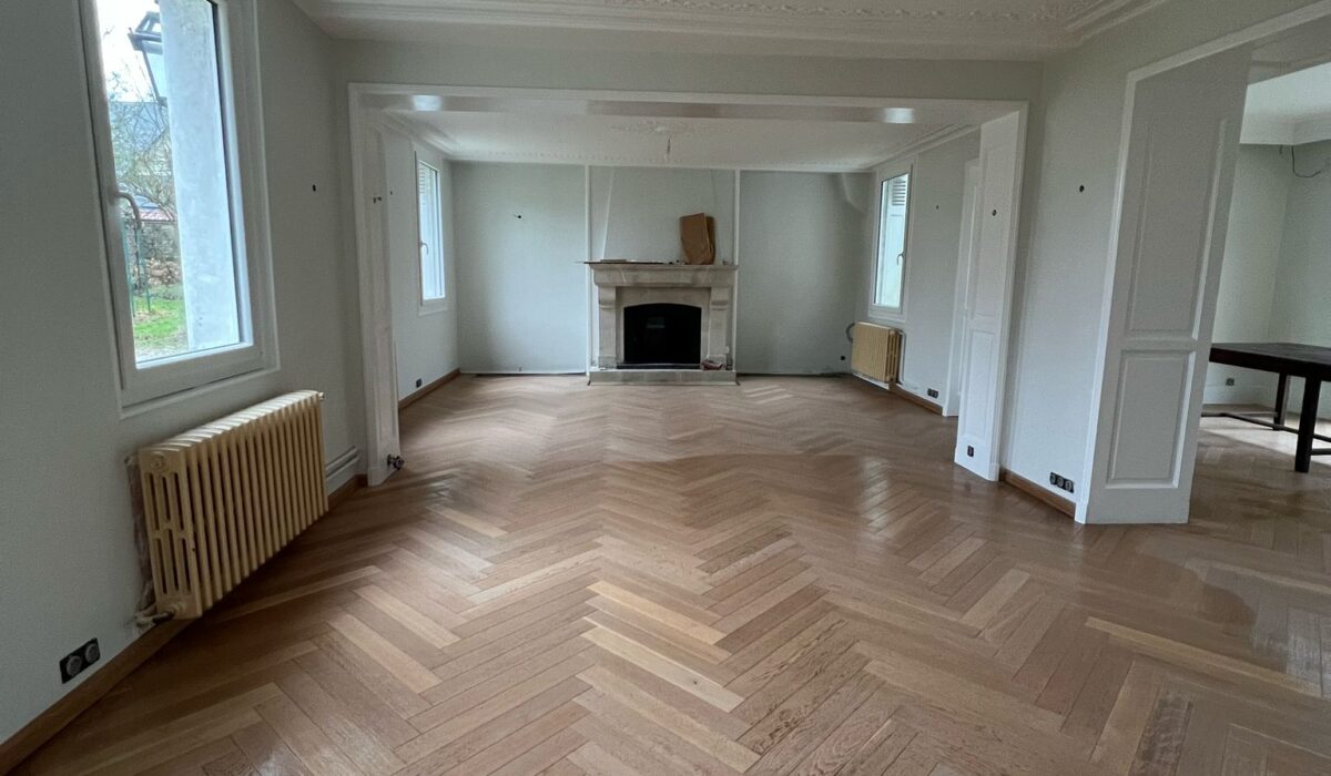 maison renovee apres intervention equipe mestre peinture