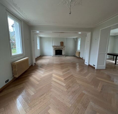 maison renovee apres intervention equipe mestre peinture