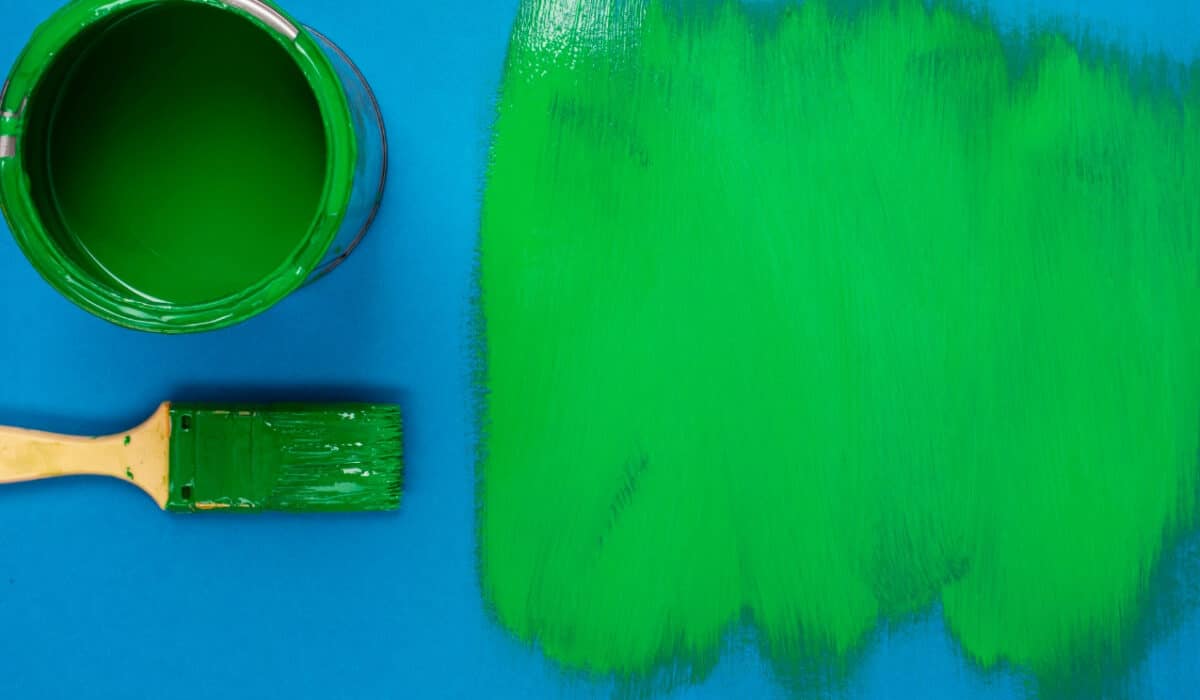 couleur verte avec pot de peinture et pinceaux