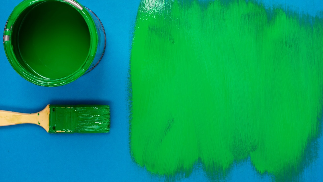 couleur verte avec pot de peinture et pinceaux